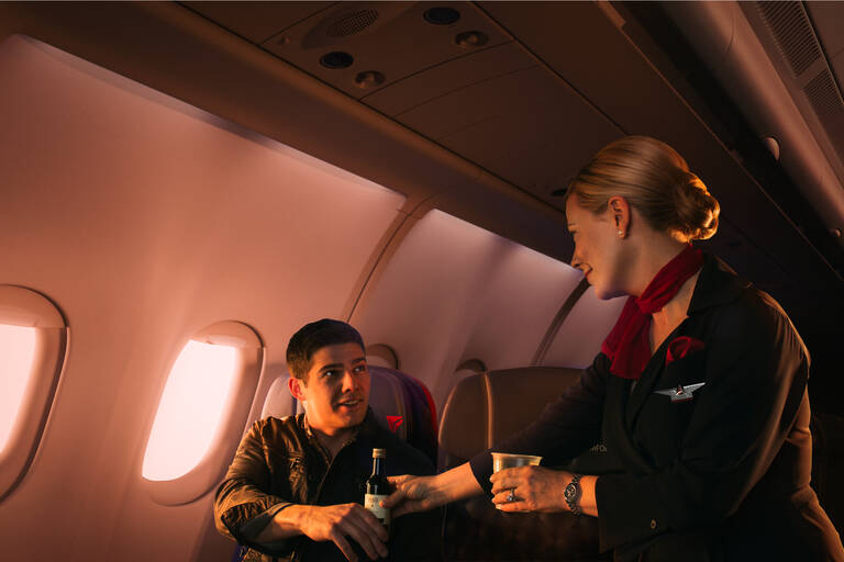 Stewardessen van Delta Air Lines laten je thuisvoelen aan boord Delta Air Lines economy
