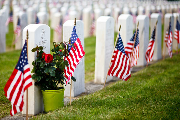 Vlaggetjes op een Amerikaanse begraafplaats Versierde graven Memorial Day USA
