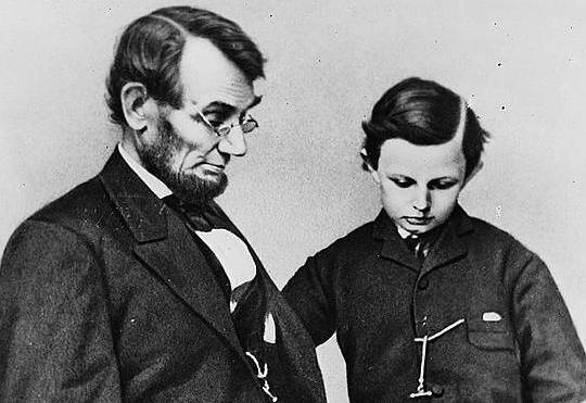 Abraham Lincoln met zoon Tad Abraham Lincoln kreeg vier kinderen met Mary Todd. Op de foto Lincoln met zoon Tad