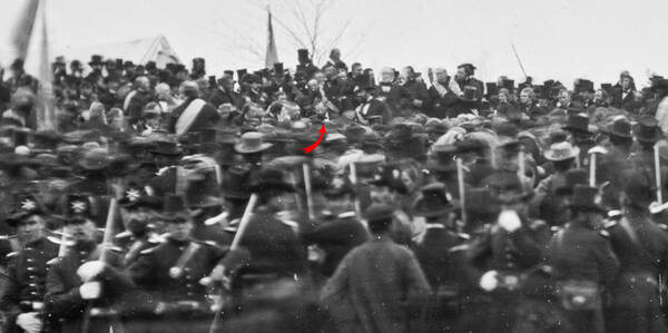 Lincoln (rode pijl) tijdens de Gettysburg Address Lincoln tijdens de Gettysburg Address
