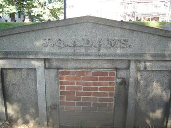 Eerste graf van John Quincy Adams op de Hancock Cemetery in Quincy John Quincy Adams werd eerst begraven op de Hancock Cemetery in Quincy