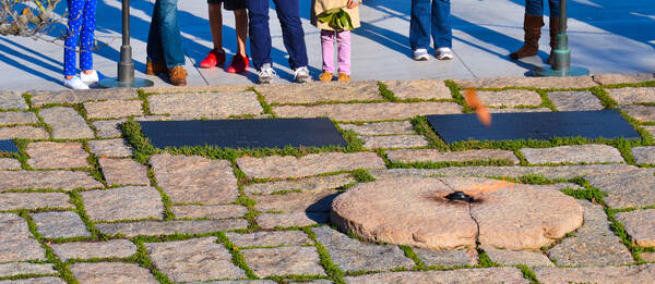 De graven van JFK en zijn vrouw Jackie op Arlington National Cemetery