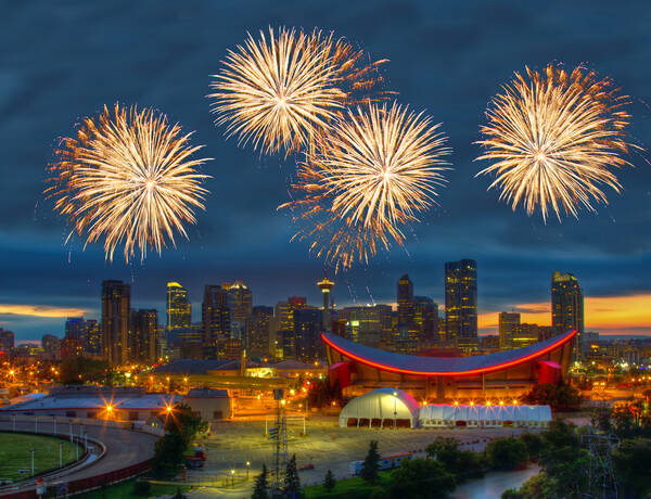 Vuurwerk boven Calgary Vuurwerk in Canada New Years Eve