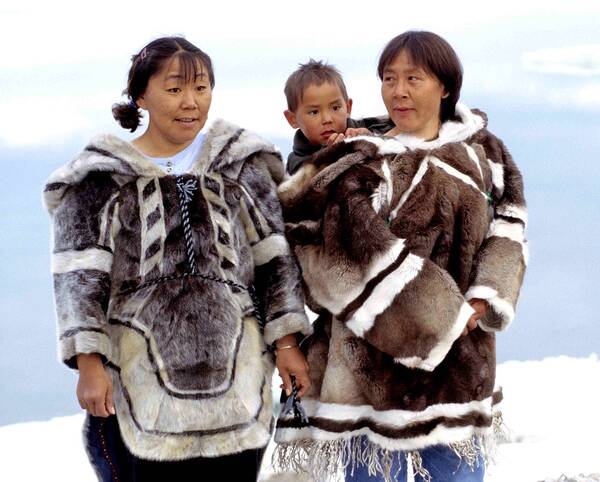 Traditionele Inuit-kleding gemaakt van zeehond of kariboe. Foto: Ansgar Walk Traditionele kleding Inuit