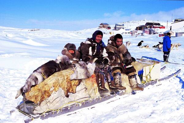 Een traditionele Inuit familie op Cape Dorset in 1999, foto: Ansgar Walk Inuit traditioneel
