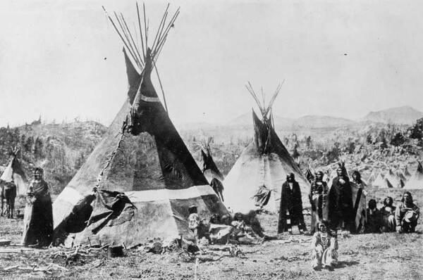 Tipis van Shoshone-indianen rond 1870 in Wyoming Shoshone in Wyoming rond 1870
